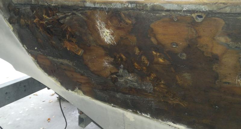 Eseguiamo riparazioni piccole e GRANDI sulla vetroresina